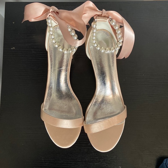 Women’s Champagne open toe 2 1/2” heel, silk, pearls stones SZ10/41 NWOT - Picture 1 of 11